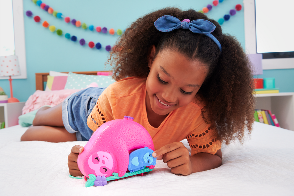Polly Pocket Dolls And Playset, Travel Toys, Sloth Family 2-in-1 Purse Compact