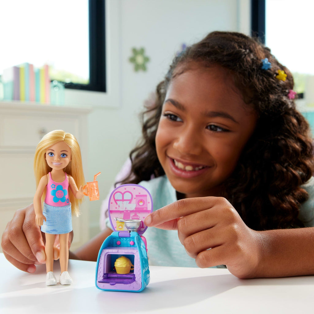 Barbie Set de Juego Chelsea Mochila para Hornear Cupcakes