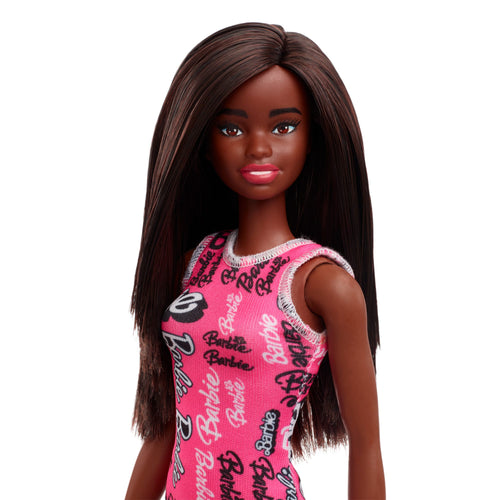 Barbie  Poupée Mode  Cheveux Noirs, Robe Rose à Logos, Chaussures