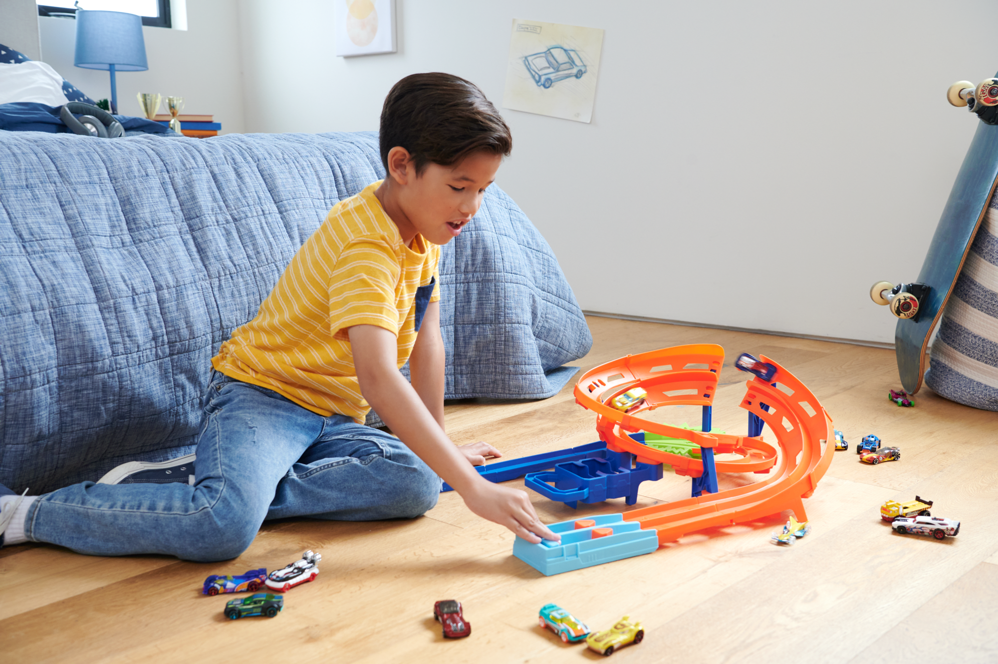 Hot Wheels  Circuit Spirale D’Accélération, 2Véhicules, Échelle1:64